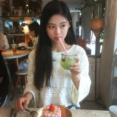 系红裤带的女人